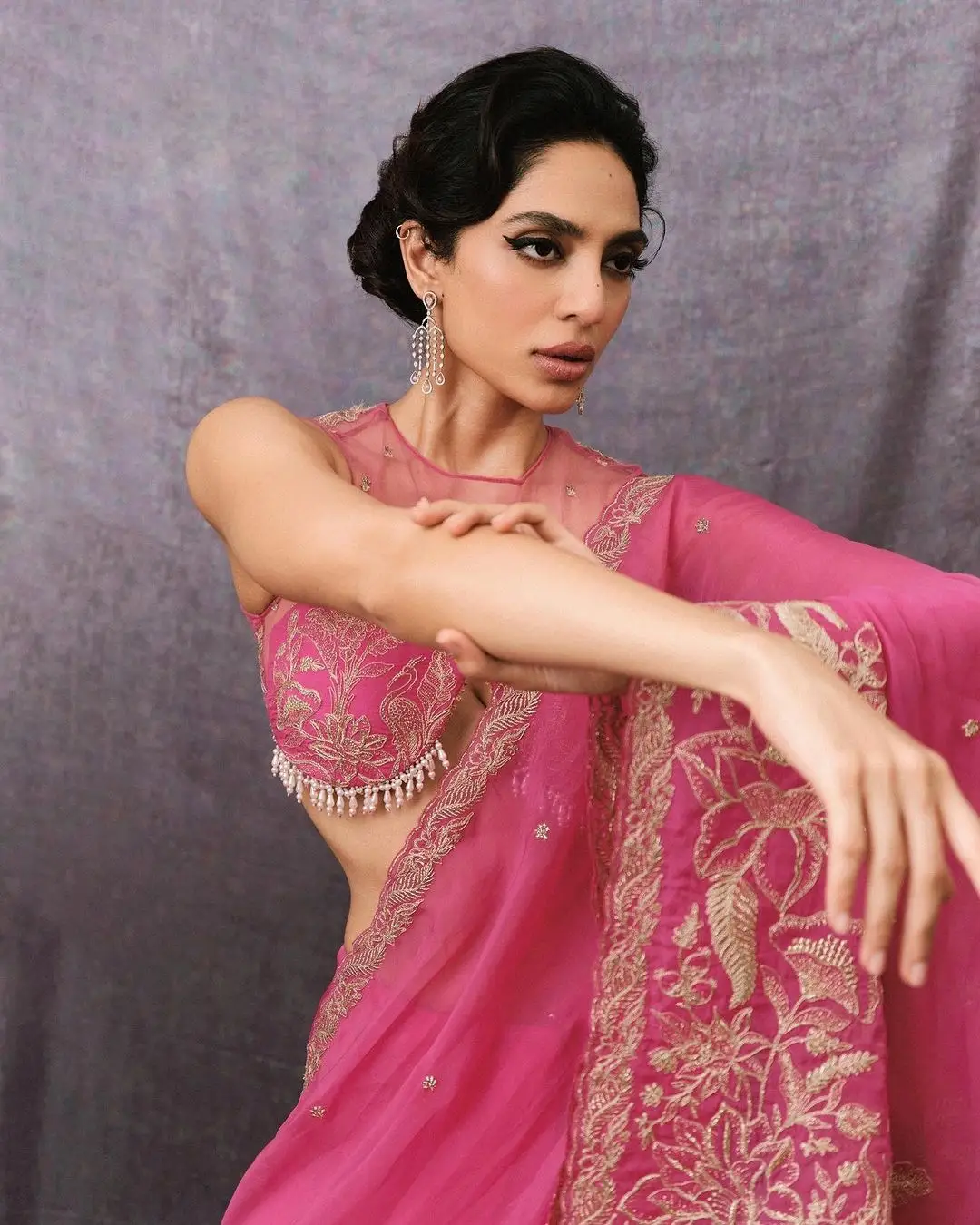 SOBHITA DHULIPALA WEARING BEAUTIFUL EARRINGS JEWELLERY PINK SAREE SLEEVELESS BLOUSE 2